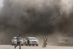 Tên lửa tấn công gần máy bay chở Thủ tướng Yemen, 22 người chết