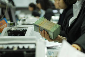 Nhiều ngân hàng tăng lãi suất một số kỳ hạn dài