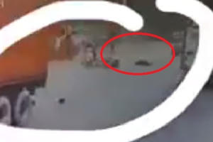 [Clip]: Nam thanh niên tử vong tại chỗ sau khi va chạm với xe container