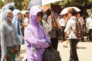 Phụ huynh “căng mình” đưa đón con thi lớp 10 dưới nắng nóng kỷ lục Phụ huynh “căng mình” đưa đón con thi lớp 10 dưới nắng nóng kỷ lục