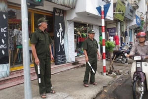 'Hiệp sĩ đường phố' Hà Nội bắt cả trộm lẫn cướp tài hơn... phim