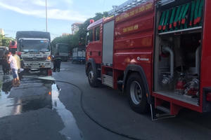 Lực lượng cảnh sát không chế kịp thời xe ôtô bốc cháy trên QL1A