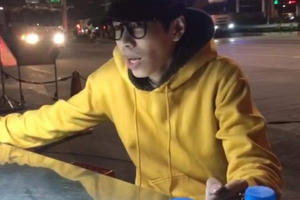 Bị CSGT kiểm tra, lái xe Lexus bảo hút thuốc lào nhầm cỏ Mỹ