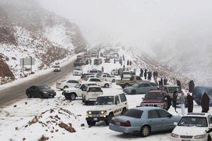 Arab Saudi ngỡ ngàng với tuyết rơi giữa sa mạc