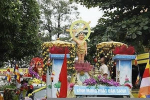 400 xe hoa diễu hành và lễ tắm Phật lớn nhất Hà Nam chào mừng Vesak 2019