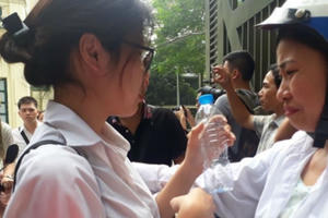 Nước mắt mùa thi: Nếu “lỡ hẹn”, hãy ngẩng cao đầu bước tiếp Nước mắt mùa thi: Nếu “lỡ hẹn”, hãy ngẩng cao đầu bước tiếp