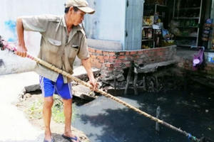 Người cựu binh cần mẫn vớt rác làm sạch môi trường