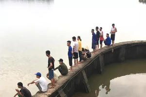 Tích cực tìm kiếm 2 bà cháu rơi xuống sông Luộc mất tích trong đêm