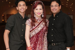 Hoa hậu Diệu Hoa được chồng và con trai út tháp tùng trình diễn thời trang tại Lễ hội Diwali Hoa hậu Diệu Hoa được chồng và con trai út tháp tùng trình diễn thời trang tại Lễ hội Diwali