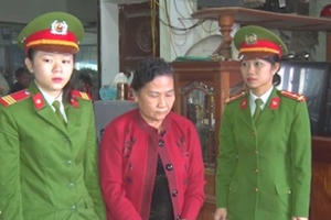 Bắt "nữ đại gia" phố núi thu giữ hơn 10kg kim loại màu vàng, bạc