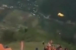 Video: Tận thấy cảnh nam phi công gặp nạn, rơi tự do trong lúc nhảy dù ở Yên Bái