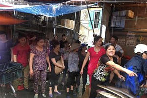 Kinh tế 24h: Nhiều người dân mua ủng hộ cô gái bán thịt bị đổ chất thải