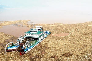 Trung Quốc: Hồ chứa nước sạch ô nhiễm trầm trọng bởi hơn 100 tấn rác Trung Quốc: Hồ chứa nước sạch ô nhiễm trầm trọng bởi hơn 100 tấn rác