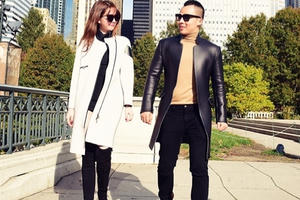 Ngọc Trinh mặc đồ sexy quấn quýt bên ông bầu Khắc Tiệp