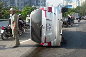 Húc gãy lan can cầu, “xế hộp” nhào lộn nhiều vòng