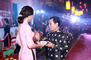 Khi nghệ thuật thư pháp thăng hoa cùng thời trang Áo dài