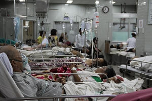 Quá tải cấp cứu, bệnh nhân phải chờ mổ 12 tiếng ở Bệnh viện Chợ Rẫy