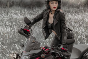 Nữ sinh trường Báo đẹp và cực "ngầu" bên xe phân khối lớn