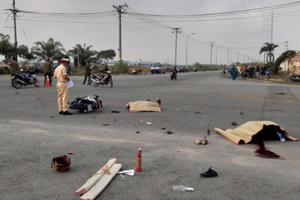 Bình Dương: Tông vào container, 2 người tử vong