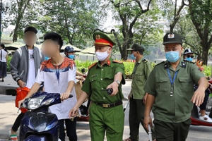 Xử lý nghiêm người không đeo khẩu trang, kiên quyết đóng cửa cơ sở không bảo đảm an toàn