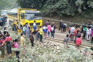 Hòa Bình: Xe chở đất va chạm xe du lịch, hàng chục người thoát chết Hòa Bình: Xe chở đất va chạm xe du lịch, hàng chục người thoát chết