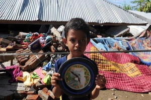 Tổng thống Indonesia thăm hỏi người dân sau động đất khiến 102 người thiệt mạng