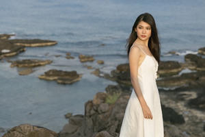 Á hậu Thuỳ Dung khoe vẻ đẹp mong manh ở đảo Phú Quý