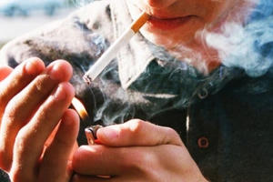 Tăng thuế, người hút thuốc lá có giảm?