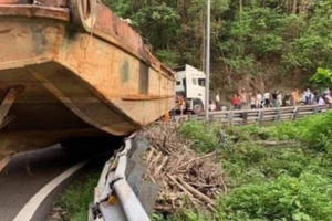 Phạt hơn 90 triệu đồng đối với xe chở thuyền "khủng" trên đèo Bảo Lộc Phạt hơn 90 triệu đồng đối với xe chở thuyền "khủng" trên đèo Bảo Lộc