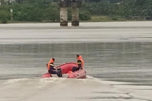 Tìm thấy thi thể người đàn ông mặc áo kẻ caro trên sông Lam