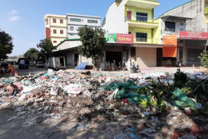 Khốn khổ vì rác thải chất đống bốc mùi khu vực chợ Vinh sau trận lụt lịch sử