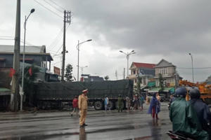 Thừa Thiên Huế: Người dân hoảng hồn chứng kiến 2 xe tải va nhau lao vào nhà dân