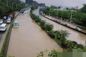 Người dân Quảng Châu dở khóc dở cười trong cơn "đại hồng thủy"