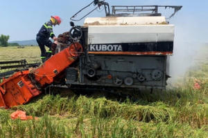 Máy gặt bốc cháy dữ dội giữa trưa nắng nóng khi đang gặt lúa trên đồng