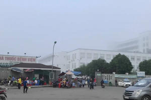 Ngăn xe cấp cứu đưa nạn nhân vào viện sau màn hỗn chiến Ngăn xe cấp cứu đưa nạn nhân vào viện sau màn hỗn chiến