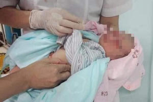 Bé trai sơ sinh bỏ rơi dưới hố ga đã qua đời: Người mẹ đối diện với mức án nào?