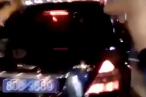 Xe biển xanh 80B gây tai nạn rồi bỏ chạy, người dân hò nhau vây bắt