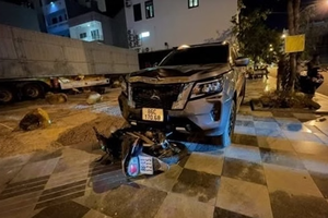 Tạm giữ tài xế bán tải tông người rồi kéo lê xe máy suốt 1km