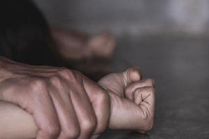 Kẻ trộm bị cắn đứt lưỡi khi hiếp dâm nữ chủ nhà