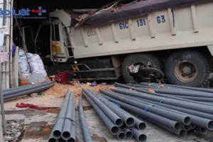 Bình Dương: Xe ben mất thắng lao vào cửa hàng vật liệu xây dựng, nhiều người tháo chạy