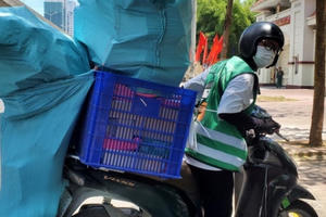 Hà Nội: Đội nắng 40 độ C, shipper "đắt khách"