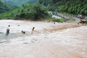 Quảng Ninh: Một cán bộ trại giam bị lũ cuốn trôi khi đi làm nhiệm vụ Quảng Ninh: Một cán bộ trại giam bị lũ cuốn trôi khi đi làm nhiệm vụ