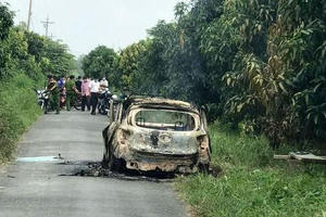 Cháy taxi, một tài xế tử vong trên chiếc xe trơ khung