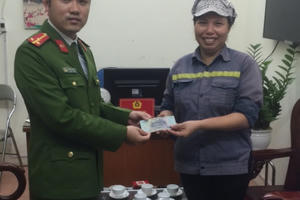 Chị lao công vui mừng khi nhận lại gần 3 triệu do bé trai lớp 4 nhặt được