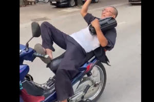 Bức xúc cảnh “quái xế già” đi xe máy không đội mũ bảo hiểm buông hai tay "làm xiếc" trên đường