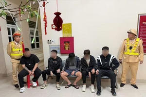 Kiểm tra xe nghi vấn, phát hiện 5 người nước ngoài không giấy tờ