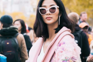 Á hậu Hoàng Thùy xuất hiện nổi bật tại Paris Motor Show