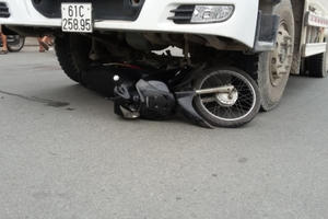 Xe máy rơi vào điểm mù, nam thanh niên tử vong dưới bánh xe bồn