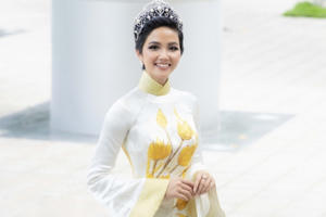 Hoa hậu H'hen Niê đội vương miện, khoe vẻ đẹp dịu dàng trong tà áo dài