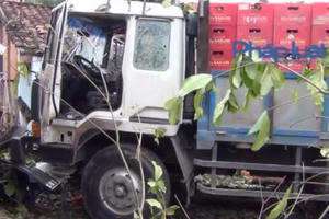 Bình Dương: Xe tải chở chục tấn bia lao vào nhà dân, nhiều người hoảng loạn